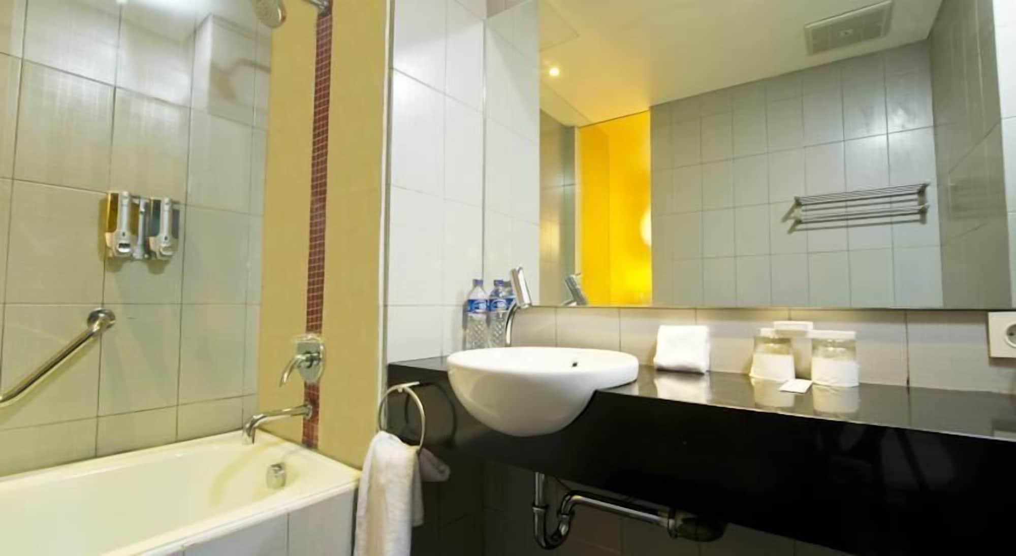 J Hotel - Bandara Soekarno Hatta Tangerang Buitenkant foto