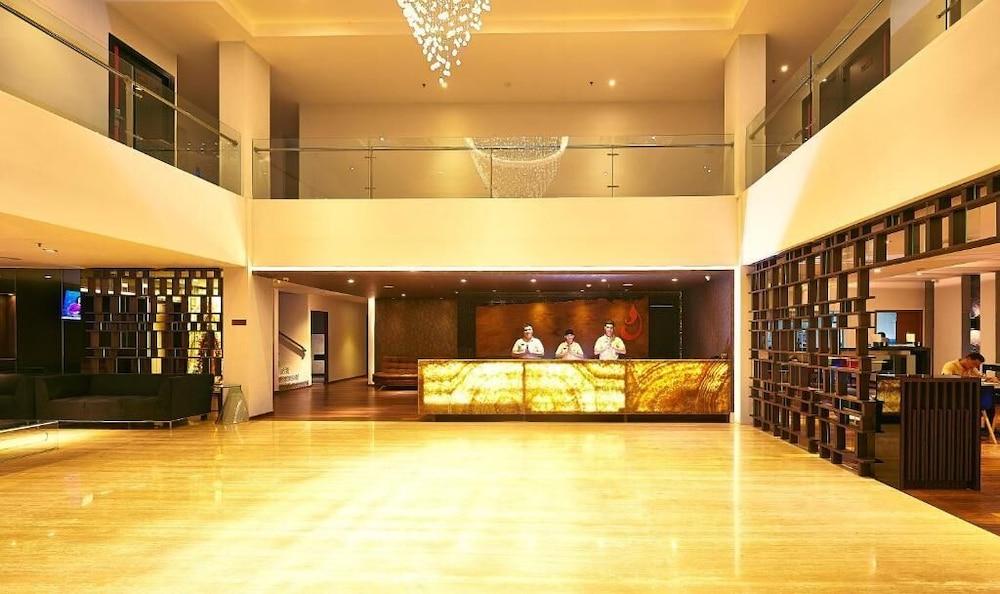 J Hotel - Bandara Soekarno Hatta Tangerang Buitenkant foto