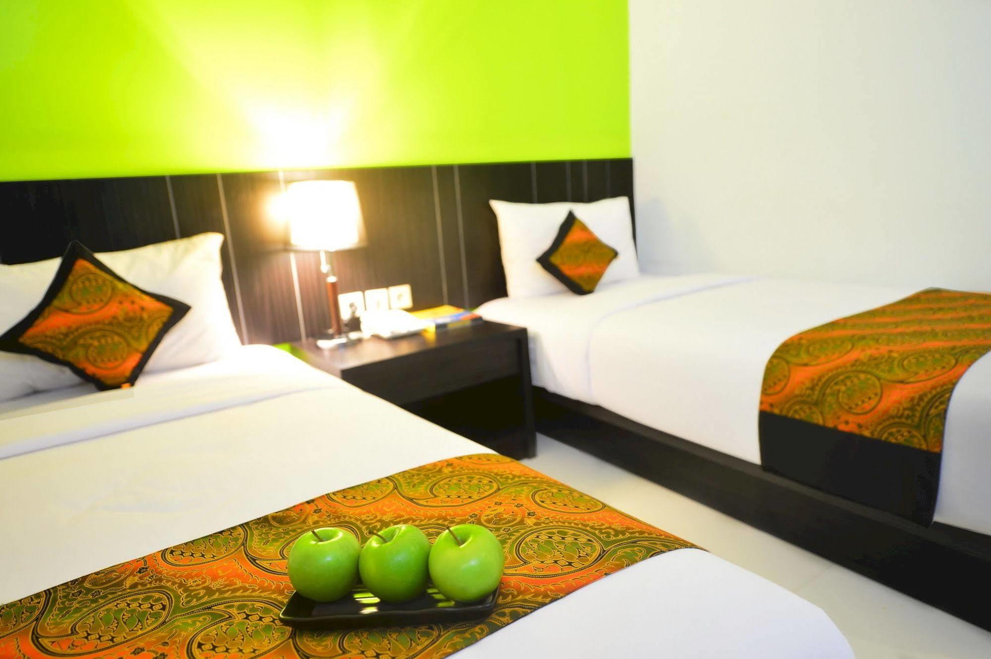 J Hotel - Bandara Soekarno Hatta Tangerang Buitenkant foto