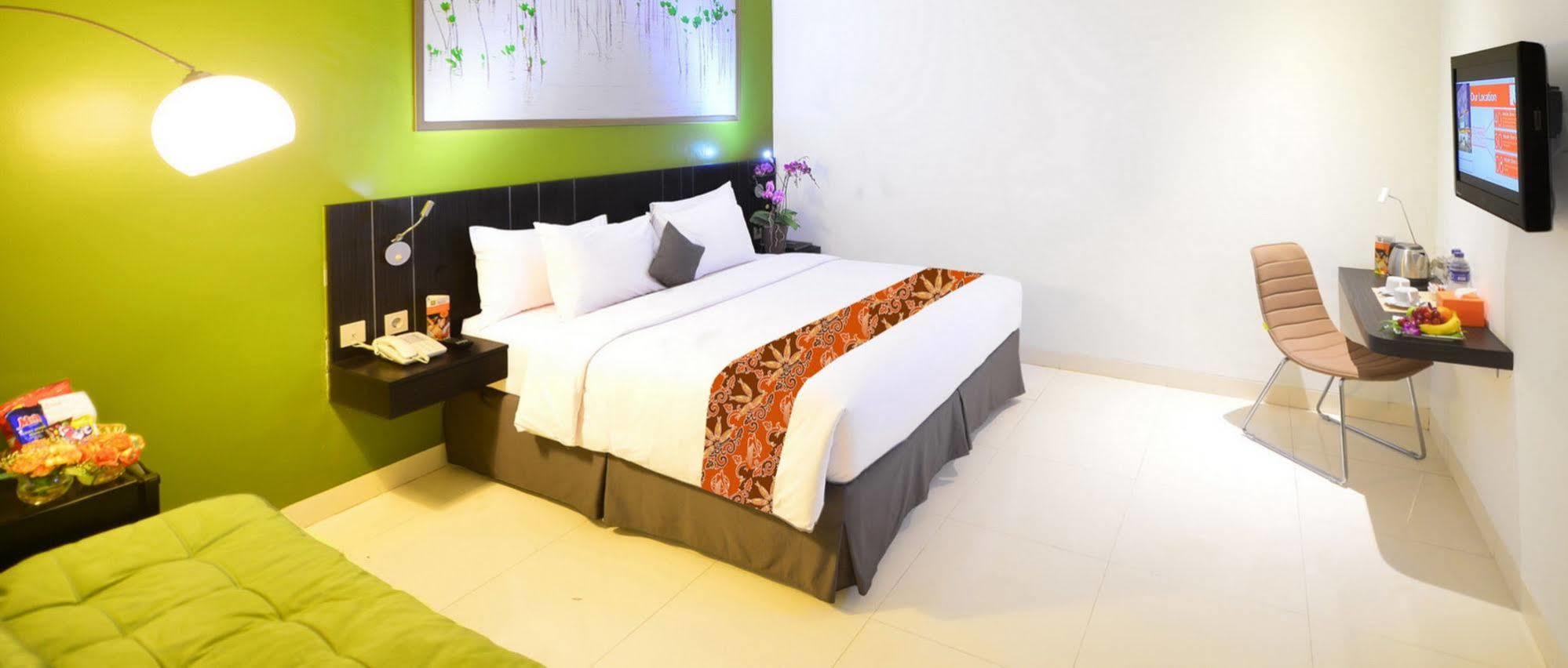 J Hotel - Bandara Soekarno Hatta Tangerang Buitenkant foto