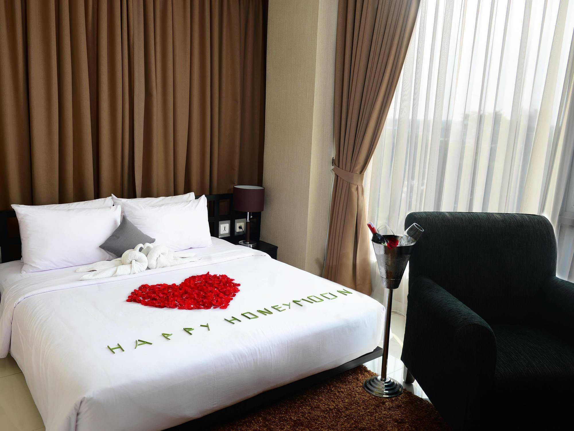 J Hotel - Bandara Soekarno Hatta Tangerang Buitenkant foto